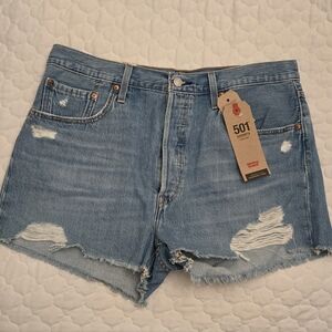 NWT Levi’s 501 High-Rise Distressed Denim Shorts – Size 33